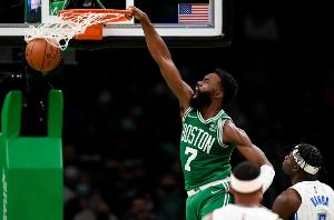 杰倫·布朗中距離命中數(shù)領(lǐng)先全聯(lián)盟！中投命中率達53.2%！