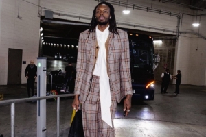 今日沒(méi)小楊！開(kāi)拓者亮相休斯敦 格蘭特一身格紋套裝時(shí)尚感拉滿