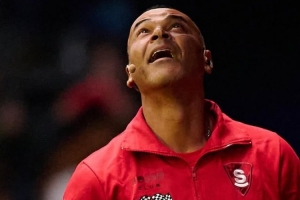 寶刀不老??卡福國王聯(lián)賽場邊秀花式顛球