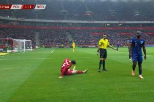 萊萬爭搶時拉傷，但仍暫時堅持比賽