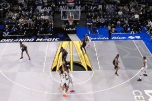 危險！薩格斯撲防杰明三分犯規(guī) 裁判回看升級一級惡意&三罰一擲