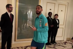 被槍迷問(wèn)是否加盟阿森納！庫(kù)尼亞起初拒答，隨后笑答“不，謝謝”