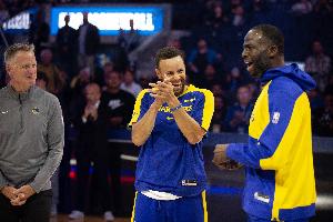 庫(kù)里：科爾用建樂(lè)隊(duì)類(lèi)比球隊(duì)打造 他說(shuō)他在公牛時(shí)像樂(lè)隊(duì)連音響的