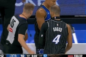 這是什么造型？薩格斯發(fā)帶套在脖子上...顯得有點滑稽...