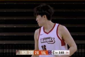 小細(xì)節(jié)得注意！楊瀚森積極給隊(duì)友作掩護(hù) 但被吹進(jìn)攻犯規(guī)！