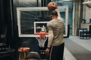 ??笑死哈哈哈！威少連扣4次超矮籃筐??全飛了！