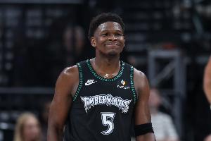 手還挺涼！愛(ài)德華茲半場(chǎng)8中1&三分4中0得7分 另有4板4助1斷