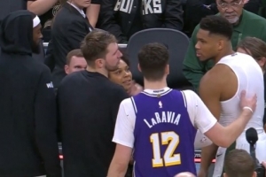 東契奇：裁判剛開始不想給球但字母哥拿了過來 Respect！