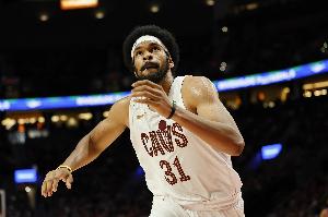 攻防壓制！賈勒特·阿倫跟進(jìn)單臂隔扣JJJ 隨后又帽掉JJJ上籃！