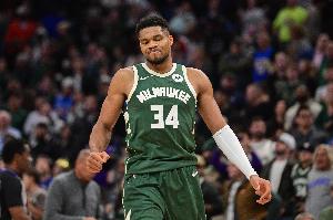 徹底斷電！雄鹿次節(jié)最后8分鐘無運動戰(zhàn)進(jìn)球 被湖人打出25-5攻擊波