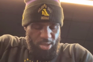 加緊備戰(zhàn)！詹姆斯曬在湖人訓(xùn)練館自拍 健身房內(nèi)聽歌搖頭晃腦