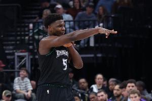 大陀螺！愛(ài)德華茲拿球連續(xù)轉(zhuǎn)身 晃開(kāi)防守上籃打中