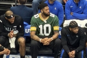 已經連續(xù)9場缺席！濃眉坐在板凳席 身穿NFL綠灣包裝工球衣觀戰(zhàn)