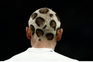 豹紋頭登場(chǎng)！挪威后衛(wèi)萊爾森昨晚世預(yù)賽的豹紋新發(fā)色奪人眼球