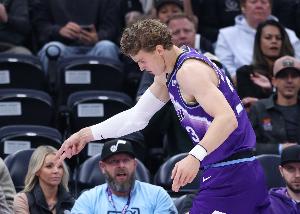 厲害！馬爾卡寧連續(xù)兩場砍下40+同時命中5+三分 隊史首人