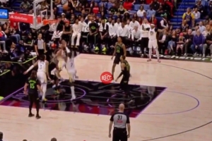 庫里左手背后絲滑過人 倚住對手高弧度上籃 結果來了個三不沾