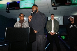 熱心市民！杰倫·布朗舉辦慈善保齡球賽 隊友&教練&工作人員捧場