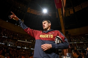 鯊魚的低位+魔術師的組織+KD的投籃！約基奇正朝著GOAT的目標邁進