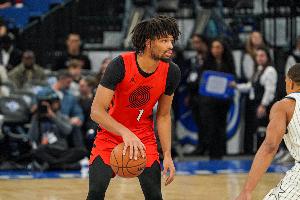 夏普過去4場場均30.3分5板3.3助 命中率52.4% 不過球隊1勝3負(fù)