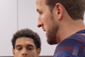 恭喜！寬薩完成英格蘭隊(duì)首秀，隊(duì)長(zhǎng)凱恩為他頒發(fā)紀(jì)念帽子