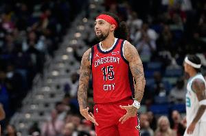 替補(bǔ)打得可以！阿爾瓦拉多12中6拿到18分1板3助 首節(jié)10分