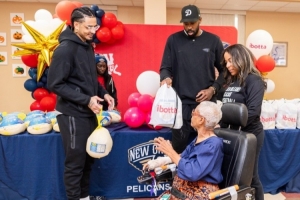 臨近感恩節(jié)！小喬丹&皮維代表鵜鶘回饋社區(qū) 給居民送火雞等食材