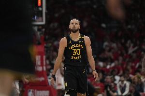 姍姍來遲！庫里側翼迎著防守強投 命中個人本場第一個三分