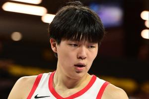 再扣一個！楊瀚森接隊友好傳球 籃下高舉高打雙手輕扣！