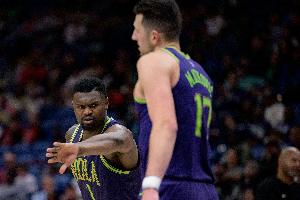 畫蛇添足！馬特科維奇左手拽筐右手扣籃 被吹進(jìn)攻干擾球