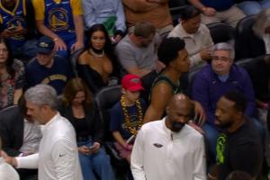 ??身后有亮點！鵜鶘教練席出現(xiàn)了一位窩火的舊將啊