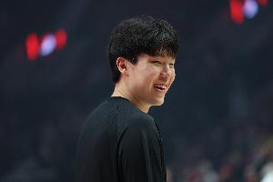 ??單臂暴扣！楊瀚森假轉身+肘開對手 舉火燒天單臂暴扣！