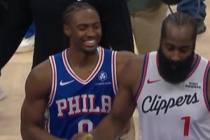 氣著呢！馬克西一路摟著哈登試圖寒暄 哈登左右游走沒心情理