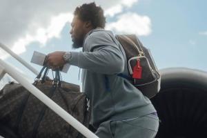 尼克斯官方發(fā)布球員登機(jī)照 “小熊”亞布塞萊翹臀格外搶眼??