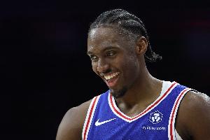 大心臟！馬克西超遠三分出手洞穿籃心 幫助76人擴大優(yōu)勢