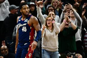 得分火力兇猛！米切爾半場13中10&三分4中3砍下25分 另有3助1斷