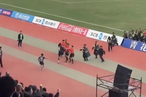 川超涼山隊隊員賽后飛踹主裁，律師：或面臨拘留、罰款與長期禁賽