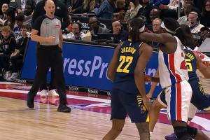 手又癢了??斯圖爾特肘擊杰克遜面部 吃到生涯第11次惡犯！