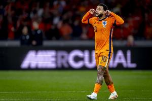 解說員：荷蘭以前頭重腳輕，現(xiàn)在防線一流鋒線靠德佩苦苦支撐