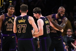 三巨頭！湖人贏球海報：老詹東子小里同時登上封面 八村塁入鏡