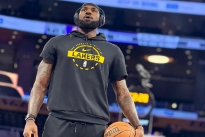 第23季開(kāi)啟！詹姆斯賽前熱身 練習(xí)運(yùn)球及三分