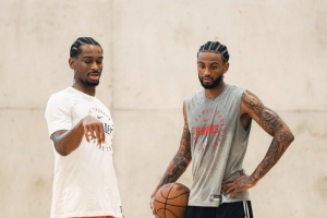 亞歷山大-沃克簽約匡威！表兄弟倆現(xiàn)在同處一個球鞋品牌陣營！