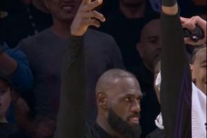 小詹也來啦！布朗尼披掛上陣三分張手就有 詹姆斯場下開心慶祝