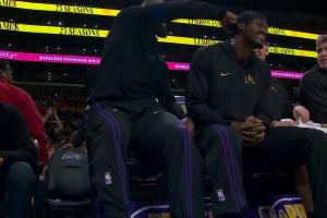 0分1助！詹姆斯打了五分半下場休息 與范德彪嬉戲打鬧