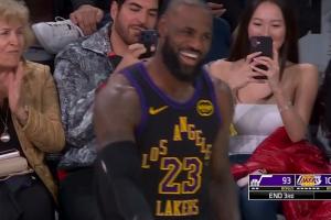 ??全員笑開花！詹姆斯助攻文森特壓哨三分！