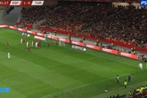 居爾為土耳其破門，這是西班牙本屆世預(yù)賽的第一粒丟球