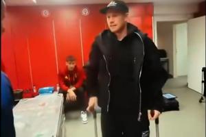 心系球隊(duì)！比利時(shí)取勝即出線，34歲德布勞內(nèi)拄雙拐現(xiàn)身球隊(duì)更衣室