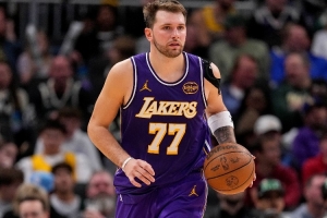 專挑我是吧？今年2月東契奇加盟湖人后的首秀也是打爵士