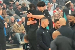 各為其主情誼不變！楊瀚森賽前跟好兄弟馬盧阿奇合影并擁抱致意