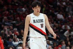 9分5板3助1帽！解說(shuō)：今天有想給楊瀚森排隊(duì)道歉的么？ ！