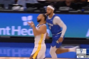 ??哪里來的小學(xué)生？庫里投中三分后抽抽鬼臉嘲諷薩格斯